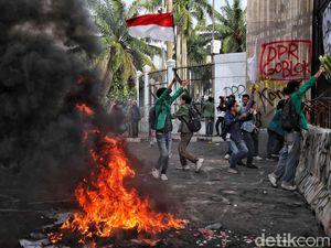 Aksi Bakar Ban Warnai Demo Mahasiswa di Depan Gedung DPR
