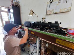 Cerita Pria Cimahi Ngabuburit Produktif Membuat Miniatur Kereta Api