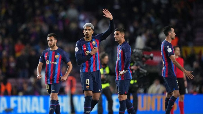 BARCELONA, SPAIN - APRIL 05: Ronald Araujo of FC Barcelona acknowledges the fans after the teams defeat in the Copa Del Rey Semi Final Second Leg match between FC Barcelona and Real Madrid CF at Spotify Camp Nou on April 05, 2023 in Barcelona, Spain. (Photo by Alex Caparros/Getty Images)