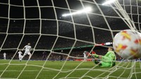 Blaugrana makin terpuruk selepas turun minum. Karim Benzema mencetak hat-trick untuk membunuh Barcelona 0-4.  