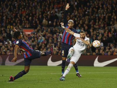 Benzema Hattrick, Real Madrid Pesta Gol di Markas Barcelona