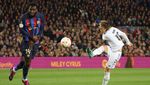 Benzema Hattrick, Real Madrid Pesta Gol di Markas Barcelona