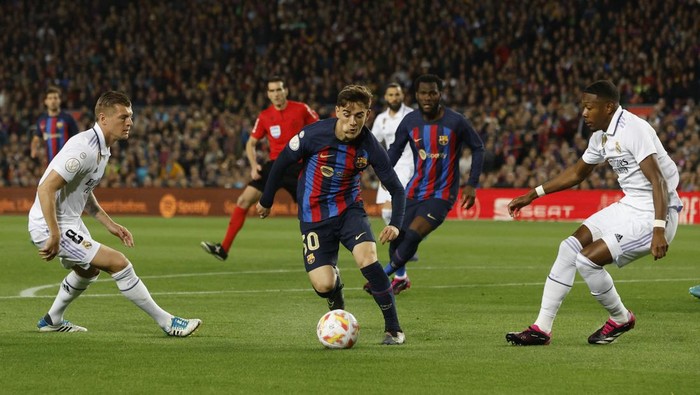 Benzema Hattrick, Real Madrid Pesta Gol di Markas Barcelona Soccer Football - Copa del Rey - Semi Final - Second Leg - FC Barcelona v Real Madrid - Camp Nou, Barcelona, Spain - April 5, 2023 FC Barcelona's Gavi in action with Real Madrid's David Alaba REUTERS/Albert Gea