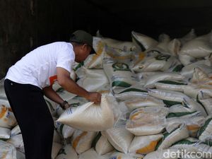 Pemerintah Tambah Penerima Bantuan Beras Jadi 22 Juta Keluarga Pemerintah Tambah Penerima Bantuan Beras Jadi 22 Juta Keluarga