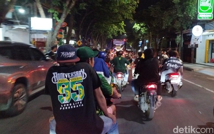 Bonek kawal bus Persija