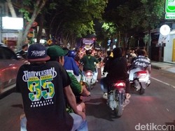Salut! Meski Persebaya Kalah, Bonek Tetap Kawal Bus Persija Sampai Hotel