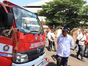 Bupati Jembrana Serahkan 1 Unit Mobil Damkar ke Satpol PP