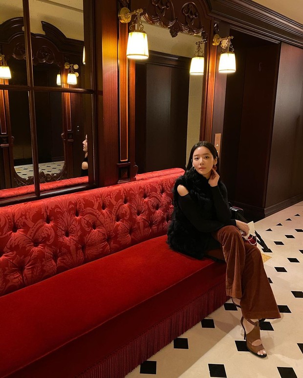 Cha Joo Young dan Blouse off shoulder/Sumber: IG @jooyoungthej