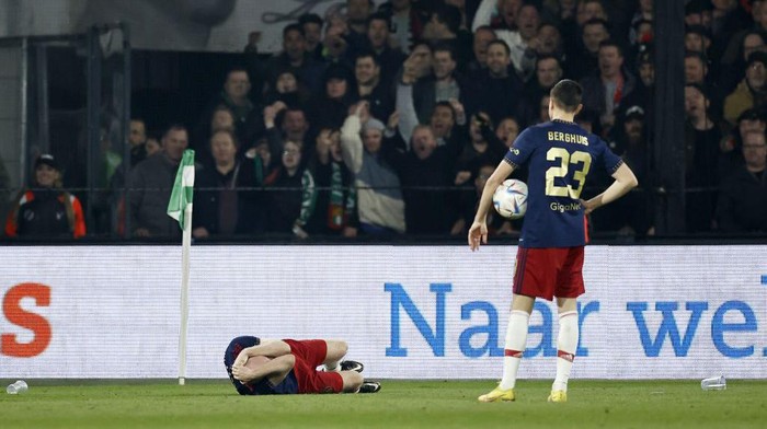 ROTTERDAM - (LR) Davy Klaassen of Ajax is felled by a lighter, Steven Berghuis of Ajax during the Semifinal of the KNVB Cup match between Feyenoord and Ajax at Feyenoord Stadium de Kuip on April 5, 2023 in Rotterdam, Netherlands ANP MAURICE VAN STEEN (Photo by ANP via Getty Images)