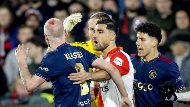 ROTTERDAM - Davy Klaassen of Ajax (6) was hit by a lighter during the Semifinal of the TOTO KNVB Cup match between Feyenoord and Ajax at Feyenoord Stadion de Kuip on April 5, 2023 in Rotterdam, Netherlands. ANP KOEN VAN WEEL (Photo by ANP via Getty Images)