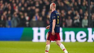 Feyenoord Vs Ajax: Kucuran Darah di Kepala Davy Klaassen