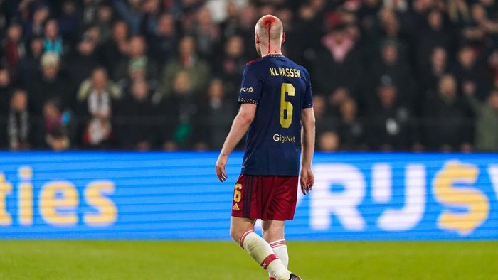 ROTTERDAM, NETHERLANDS - APRIL 5: Davy Klaassen of Ajax bleeding because of a lighter thrown by a Feyenoord supporter during the TOTO KNVB Cup - Semi-Final match between Feyenoord and Ajax at Stadion Feyenoord on April 5, 2023 in Rotterdam, Netherlands (Photo by Joris Verwijst/BSR Agency/Getty Images)