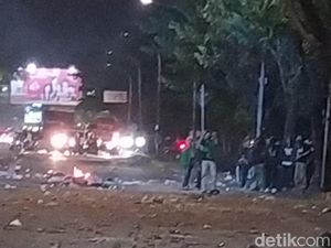 Demo Tolak UU Ciptaker di UIN Makassar Ricuh, Polisi Diserang Lemparan Batu