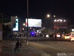 Demo UU Ciptaker di Makassar Ricuh! Massa Tembak Busur dan Lempar Batu