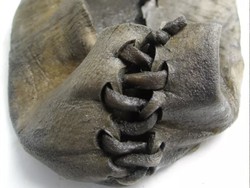 Sepatu Bot Berusia 3.000 Tahun Ditemukan Mencair Bareng Bongkahan Es