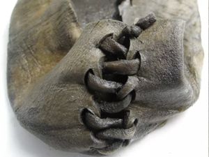Sepatu Bot Berusia 3.000 Tahun Ditemukan Mencair Bareng Bongkahan Es Sepatu Bot Berusia 3.000 Tahun Ditemukan Mencair Bareng Bongkahan Es