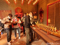 Tempelkan Emas, Tradisi Minta Keberuntungan Lewat Kapal Naga