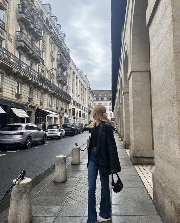 Nuansa retro dari celana flare/