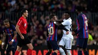 Momen panas di antara kedua pemain andalan Barcelona dan Real Madrid itu terjadi di babak pertama. Foto: Getty Images/Alex Caparros  
