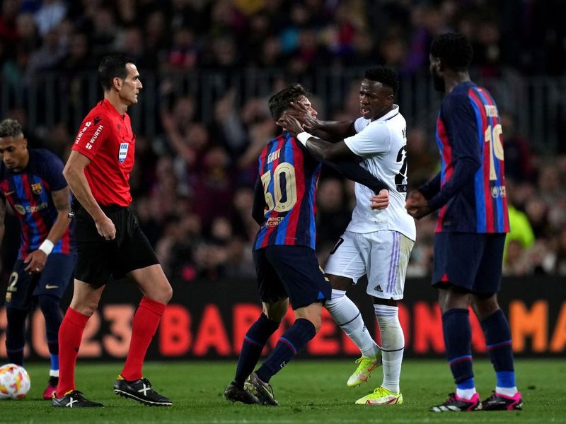 BARCELONA, SPAIN - APRIL 05: Vinicius Junior of Real Madrid clashes with Gavi of FC Barcelona, before they both receive yellow cards from Referee Jose Munuera Montero during the Copa Del Rey Semi Final Second Leg match between FC Barcelona and Real Madrid CF at Spotify Camp Nou on April 05, 2023 in Barcelona, Spain. (Photo by Alex Caparros/Getty Images)