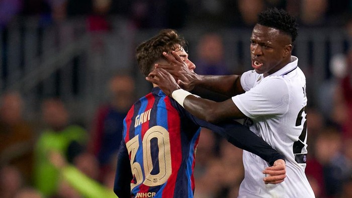 BARCELONA, SPAIN - APRIL 05: Gavi Paez of FC Barcelona argues with Vinicius Junior of Real Madrid CF during the Copa Del Rey Semi Final Second Leg match between FC Barcelona and Real Madrid CF at Spotify Camp Nou on April 05, 2023 in Barcelona, Spain. (Photo by Pedro Salado/Quality Sport Images/Getty Images)
