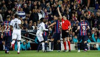 Wasit Juan Martinez mengeluarkan kartu kuning buat Gavi dan juga Vinicius Junior di menit ke-26. Foto: DeFodi Images via Getty Images/DeFodi Images