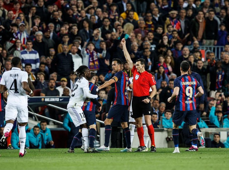 BARCELONA, SPAIN - APRIL 05: The referee Juan Martinez Munuera, show yellow card to Gavi of FC Barcelona and Vinicius Jr of Real Madrid during the semi finals of the Spanish Kings Cup Copa del Rey match between FC Barcelona v Real Madrid at Spotify Camp Nou Stadium in Barcelona, Spain, on April 5th, 2023. (Photo by Xavi Bonilla/DeFodi Images via Getty Images)
