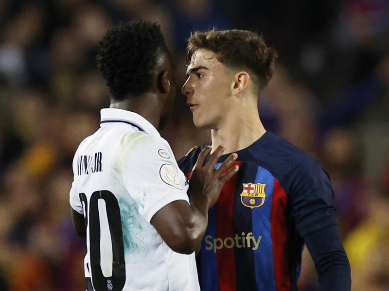 Soccer Football - Copa del Rey - Semi Final - Second Leg - FC Barcelona v Real Madrid - Camp Nou, Barcelona, Spain - April 5, 2023 Real Madrid's Vinicius Junior clashes with FC Barcelona's Gavi REUTERS/Albert Gea