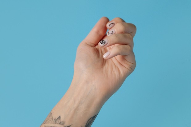 Ilustrasi cat kuku kekinian untuk Scorpio/Foto: pexels.com/cottonbro pakailah cat kuku yang sedang tren agar penampilanmu semakin memukau/Foto: pexels.com/cottonbro