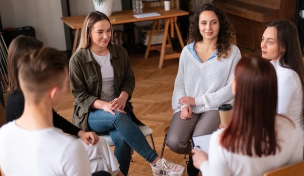 Cara Setiap Zodiak Menjawab Pertanyaan Menyebalkan Saat Lebaran