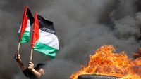 Aksi Bakar Ban Warnai Protes Warga Palestina Kepada Israel