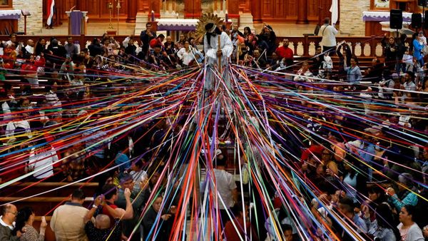 Jelang Jumat Agung, Umat Katolik Ikatkan Pita ke Patung Yesus