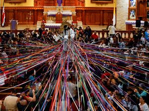 Jelang Jumat Agung, Umat Katolik Ikatkan Pita ke Patung Yesus