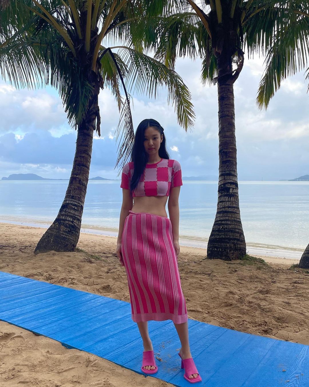 Inspirasi Outfit Liburan ke Pantai dari Para Selebriti Korea!