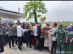 Jokowi Bagi-bagi Sembako hingga Buku Bacaan Anak di Tuban: Maturnuwun Pak