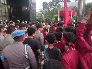Kapolsek Setiabudi Mediasi Tenangkan Massa Aksi KPK yang Sempat Ricuh Kapolsek Setiabudi Mediasi Tenangkan Massa Aksi KPK yang Sempat Ricuh