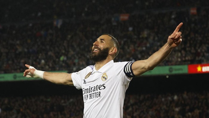 Soccer Football - Copa del Rey - Semi Final - Second Leg - FC Barcelona v Real Madrid - Camp Nou, Barcelona, Spain - April 5, 2023 Real Madrids Karim Benzema celebrates scoring their fourth goal to complete his hat-trick REUTERS/Albert Gea