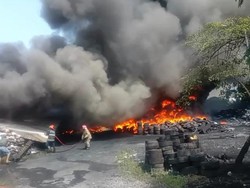 Kebakaran Gudang Limbah Ban di Bogor Padam Usai 6 Jam Disemprot Damkar