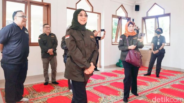 Ketua CT ARSA Foundation Anita Ratnasari Tanjung resmikan bantuan masjid untuk korban gempa Cianjur.