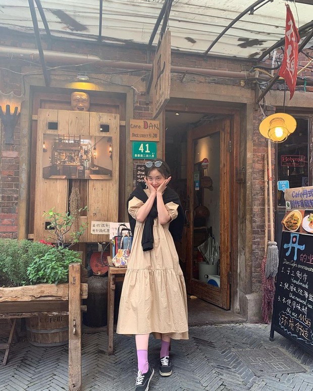 Kim Hieora saat ke kafe antik/Sumber: IG @hereare0318