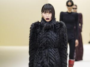 10 Koleksi Balenciaga Fall/Winter 2023, Busana Fungsional Tanpa Drama