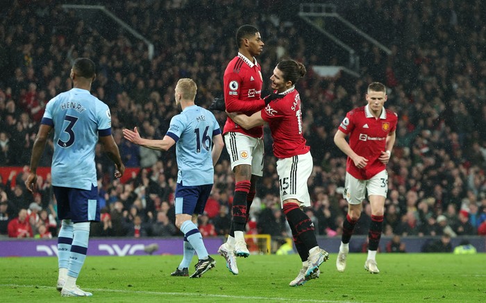MANCHESTER, ENGLAND - APRIL 05: Marcus Rashford of Manchester United celebrates with teammate Marcel Sabitzer after scoring the teams first goal during the Premier League match between Manchester United and Brentford FC at Old Trafford on April 05, 2023 in Manchester, England. (Photo by David Rogers/Getty Images)