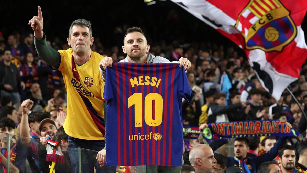 Fans Barcelona membawa jersey Messi saat menyaksikan laga melawan Real Madrid di semifinal Copa del Rey. (Foto: Joan Valls/Urbanandsport /NurPhoto via Getty Images)