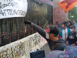 Mahasiswa Demo Tolak UU Ciptaker Lempar Tikus Mati ke DPR