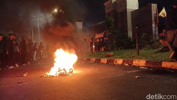 Mahasiswa Tolak UU Ciptaker Masih Bertahan, Bakar Ban Depan Gedung DPR