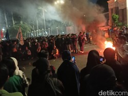 Masih Bertahan, Mahasiswa Tolak UU Ciptaker Bakar Ban Depan Gedung DPR