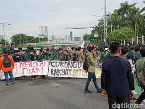 Mahasiswa Demo Tolak UU Ciptaker Tiba di DPR, Tutup Jalan Gatot Subroto Mahasiswa Demo Tolak UU Ciptaker Tiba di DPR, Tutup Jalan Gatot Subroto