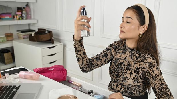 In this photo taken on March 17, 2023, social media influencer and make-up artist Faby does her make-up while going live on her YouTube channel in Mumbai. - Cheap internet data, rising income levels and the world's largest population of young people have fuelled an explosion in India's beauty and personal care market, with social media influencers finding fans across the world with a simple mantra: brown is beautiful. (Photo by SUJIT JAISWAL / AFP) / To go with AFP story 'INDIA-INTERNET-BEAUTY-COSMETICS-INFLUENCERS,FOCUS' by Nivrita GANGULY and Anuradha PRASAD