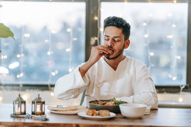 Manfaat makan pakai tangan/Foto: Pexels.com/Michael Burrows tips diet sehat ala nabi