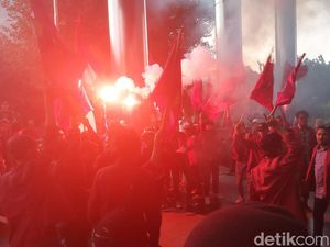 Demo di KPK, Massa Sempat Nyalakan Flare dan Saling Dorong Demo di KPK, Massa Sempat Nyalakan Flare dan Saling Dorong